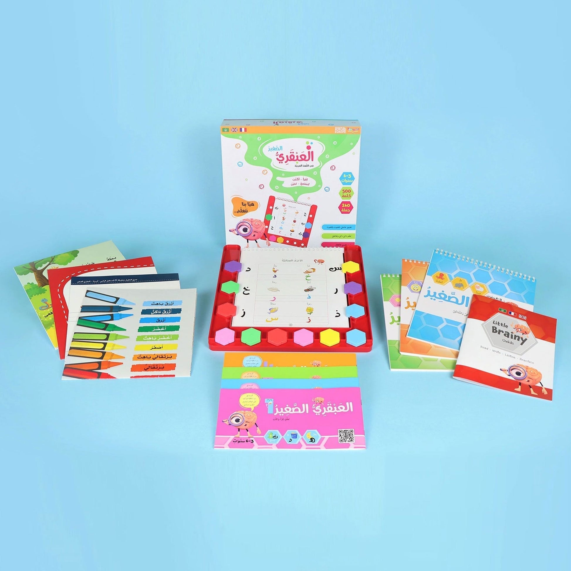 محتويات حقيبة العبقري الصغير: كتب، دفاتر، لوحات تعليمية، وتطبيق صوتي مجاني